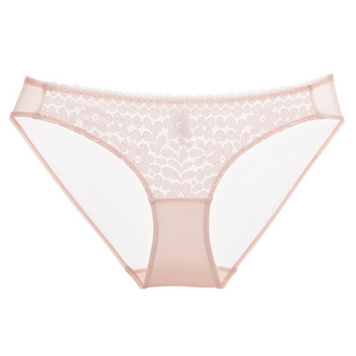 Erinevates mudelites stiilsed pitsi ja võrguga naiste bikiinid