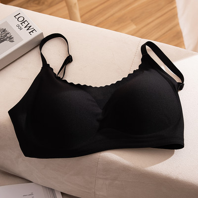 Naiste kaasaegne rinnahoidja õhukeste rihmade ja tõstetava kupuga