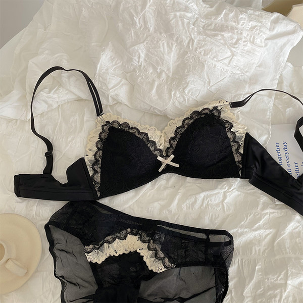 Pitsiga pesukomplekt - musta värvi