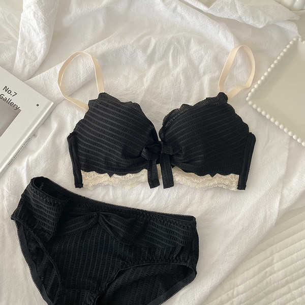 Ριγέ γυναικείο σετ με δαντέλα