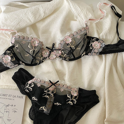 Elegantne naiste intiimne pitsist rinnahoidja ja bikiinide komplekt