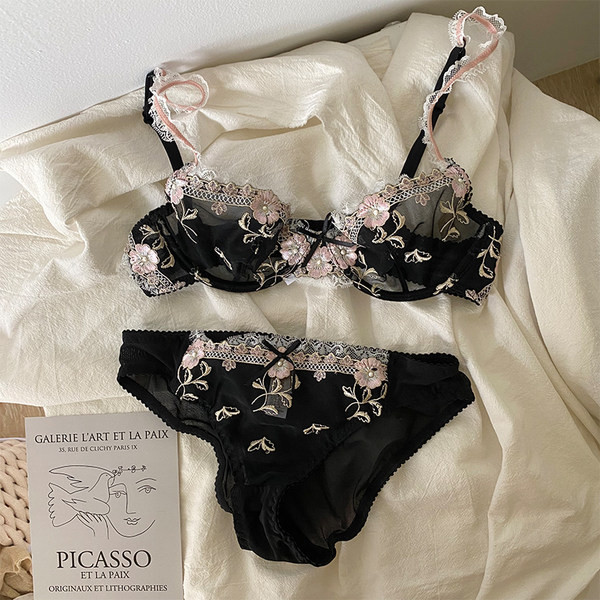 Elegantne naiste intiimne pitsist rinnahoidja ja bikiinide komplekt