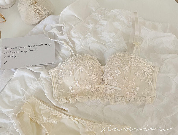 Intim női csipke szett melltartóból és bikiniből