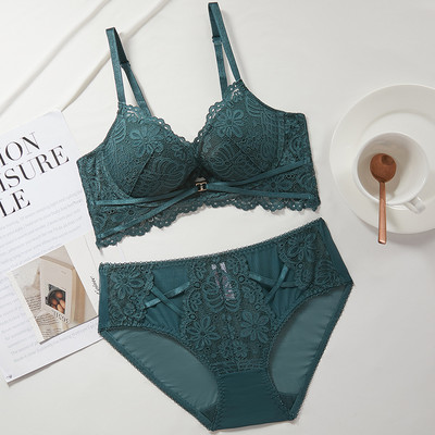 Naiste komplekt kolmnurksete tasside ja pitsiga