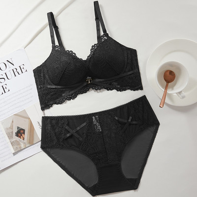 Naiste komplekt kolmnurksete tasside ja pitsiga