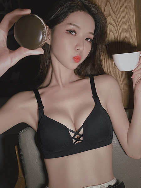 Κομψό γυναικείο σουτιέν με απλό μοντέλο 