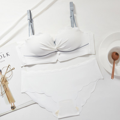 Σύγχρονο γυναικείο σετ  εσώρουχων σουτιέν με κούπα ανύψωσης και μπικίνι