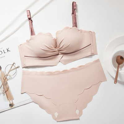 Σύγχρονο γυναικείο σετ  εσώρουχων σουτιέν με κούπα ανύψωσης και μπικίνι
