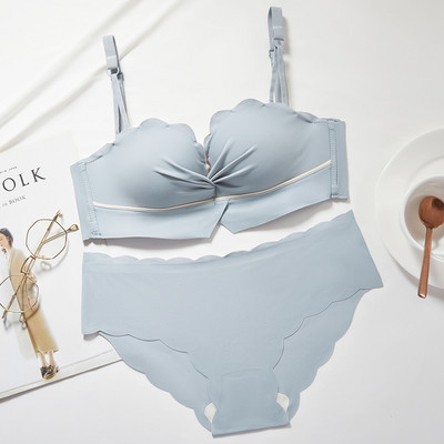 Σύγχρονο γυναικείο σετ  εσώρουχων σουτιέν με κούπα ανύψωσης και μπικίνι
