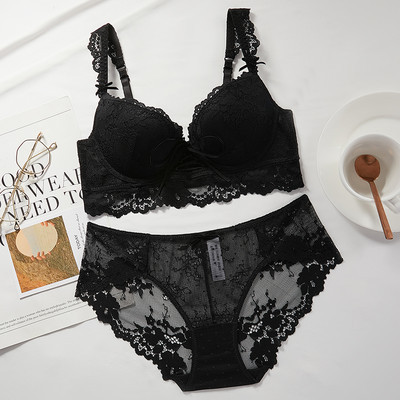 Μοντέρνο σετ   εσώρουχων δαντέλας δύο μερών