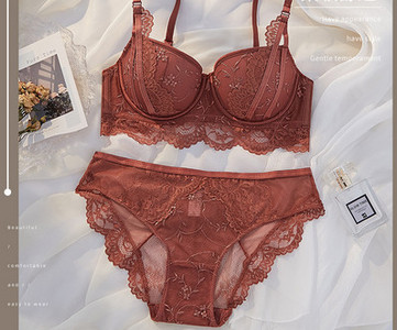 Naiste kaasaegne pitsikomplekt reguleeritavate rihmadega