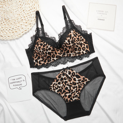 Naiste pitsiga komplekt