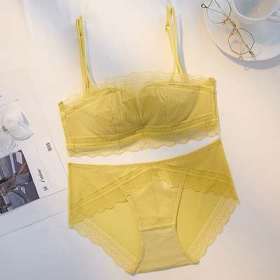 Naiste intiimne komplekt boksereid ja rinnahoidja tavaline mudel