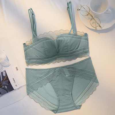 Naiste intiimne komplekt boksereid ja rinnahoidja tavaline mudel