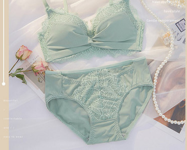 Γυναικείο σετ με δαντέλα και ψηλόμεσο μπικίνι