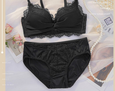 Γυναικείο σετ με δαντέλα και ψηλόμεσο μπικίνι