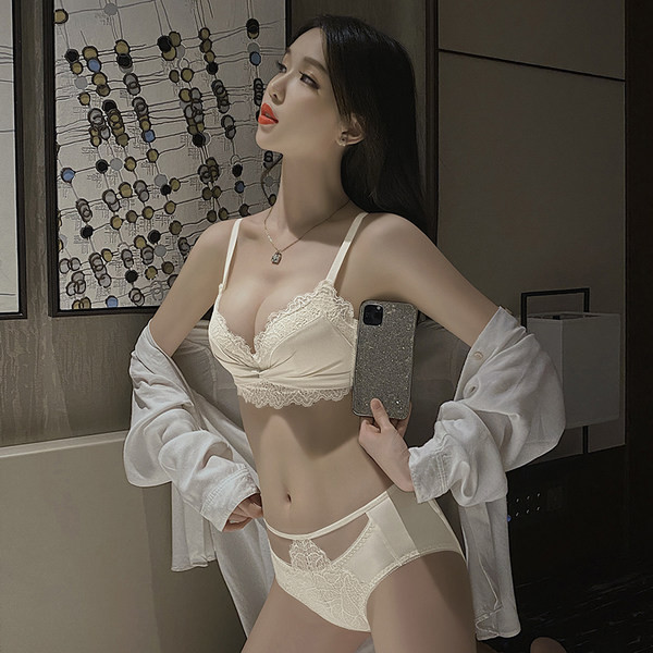 Γυναικείο σετ με δαντέλα και ψηλόμεσο μπικίνι