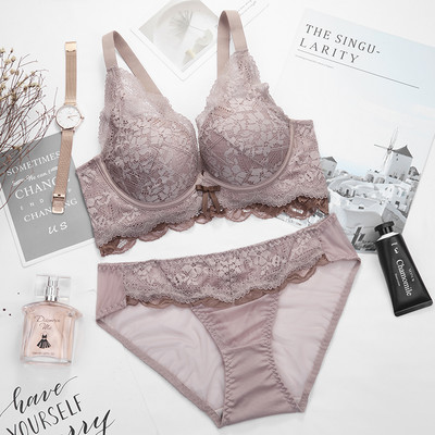 Naiste aktuaalne pitsiline intiimne rinnahoidja ja bikiinide komplekt