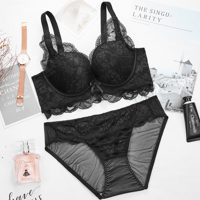 Naiste aktuaalne pitsiline intiimne rinnahoidja ja bikiinide komplekt