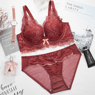 Naiste aktuaalne pitsiline intiimne rinnahoidja ja bikiinide komplekt