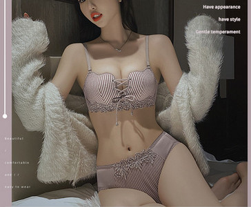 Stiilne intiimne naiste rinnahoidja komplekt lipsude ja bikiinidega