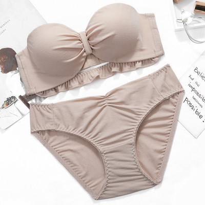 Praegune intiimne naiste komplekt puhtast rinnahoidjast ja bikiinimudelist