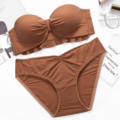 Praegune intiimne naiste komplekt puhtast rinnahoidjast ja bikiinimudelist