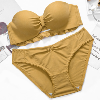 Praegune intiimne naiste komplekt puhtast rinnahoidjast ja bikiinimudelist