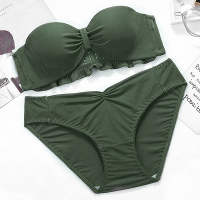 Praegune intiimne naiste komplekt puhtast rinnahoidjast ja bikiinimudelist