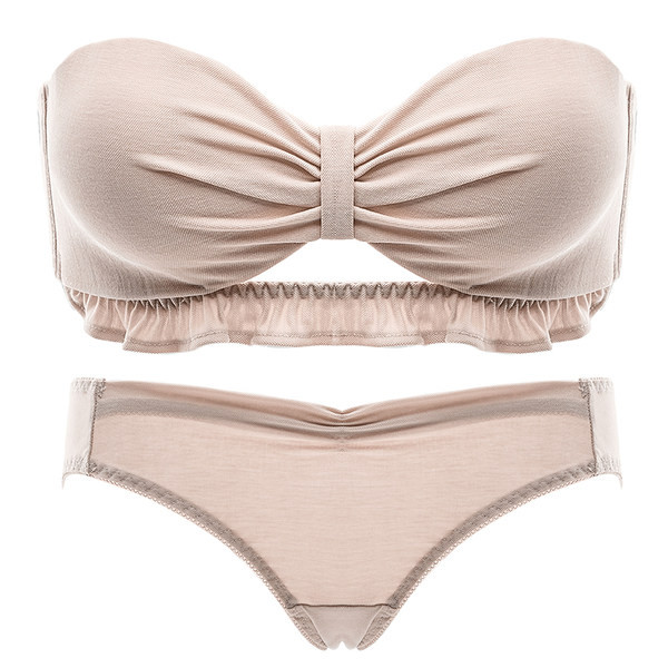 Praegune intiimne naiste komplekt puhtast rinnahoidjast ja bikiinimudelist