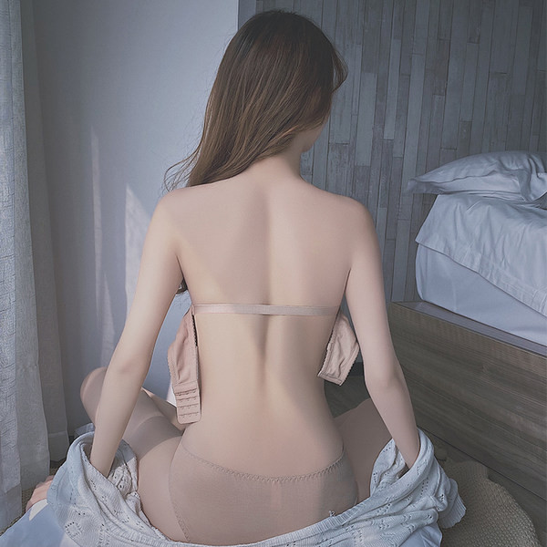 Praegune intiimne naiste komplekt puhtast rinnahoidjast ja bikiinimudelist