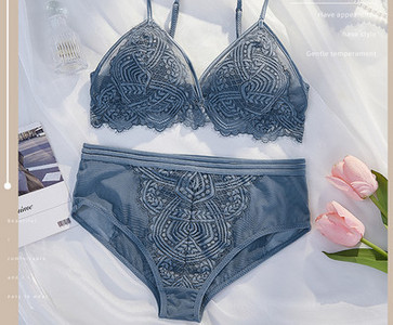 Στενό σετ από σουτιέν δύο μερών με τριγωνικό κύπελλο και μπικίνι