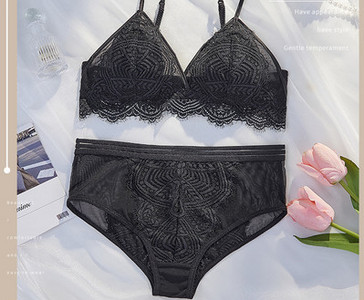 Στενό σετ από σουτιέν δύο μερών με τριγωνικό κύπελλο και μπικίνι