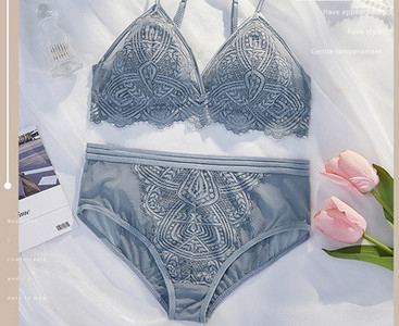 Στενό σετ από σουτιέν δύο μερών με τριγωνικό κύπελλο και μπικίνι