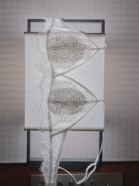 Στενό σετ από σουτιέν δύο μερών με τριγωνικό κύπελλο και μπικίνι