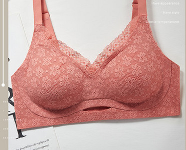 Naiste pitsrinnahoidja kolmnurksete topsidega