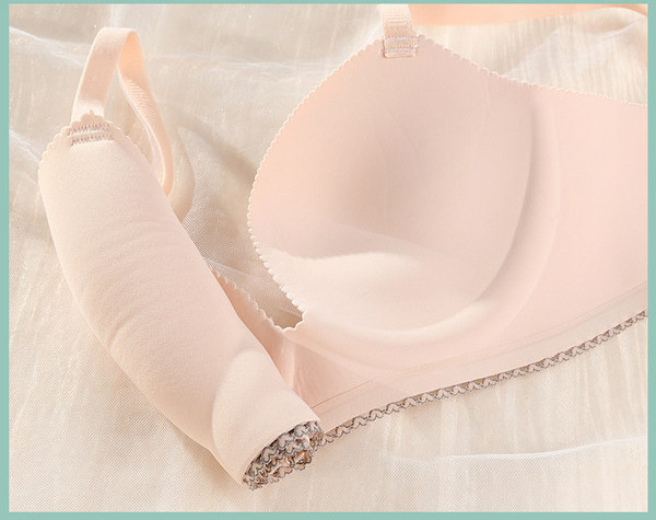 Kahest vormivast naiste rinnahoidjast koosnev komplekt