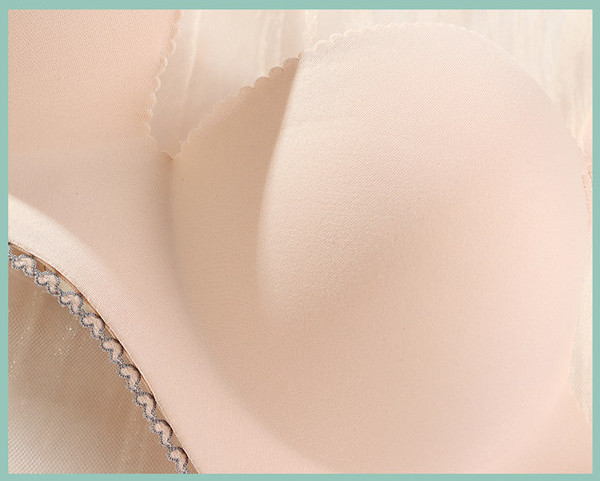 Kahest vormivast naiste rinnahoidjast koosnev komplekt