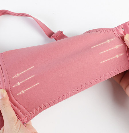 Komplektis 2 tõstva efektiga ja õhukeste rihmadega rinnahoidjat