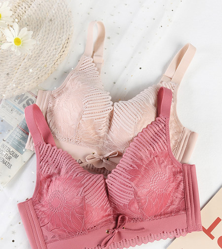 Komplektis 2 tõstva efektiga ja õhukeste rihmadega rinnahoidjat