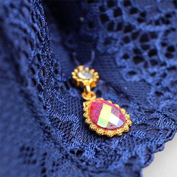 Moodne pitsrinnahoidja klassikalise kupliga