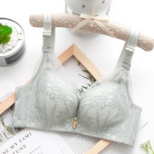 Moodne naiste rinnahoidja pitsi ja metallelemendiga