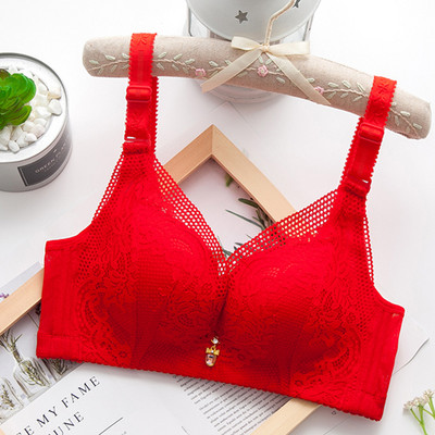 Moodne naiste rinnahoidja pitsi ja metallelemendiga