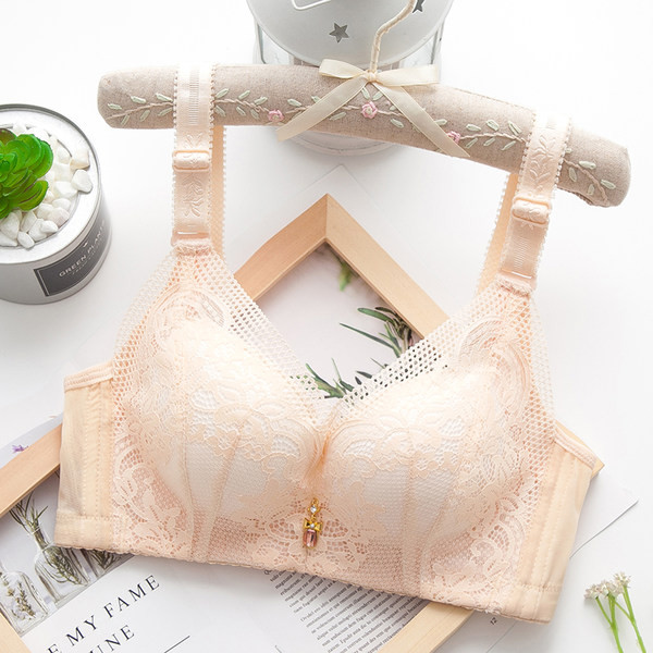 Moodne naiste rinnahoidja pitsi ja metallelemendiga