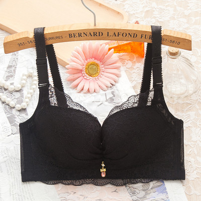 Pitsi ja metallist kaunistusega naiste rinnahoidja