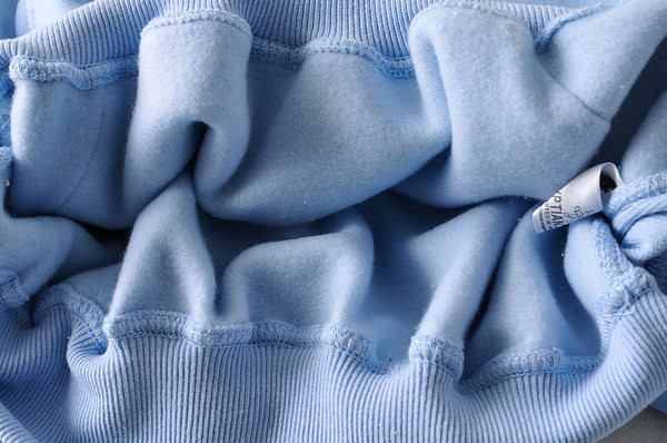 Női pulóver kapucnival és gumival