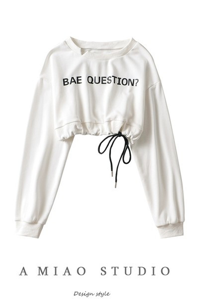 Naiste lühike pluus ümara kaelusega ja kirjaga