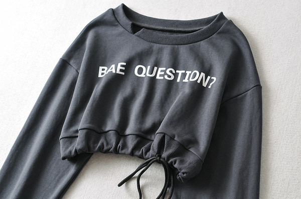 Naiste lühike pluus ümara kaelusega ja kirjaga