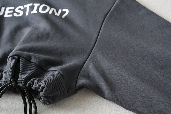 Naiste lühike pluus ümara kaelusega ja kirjaga