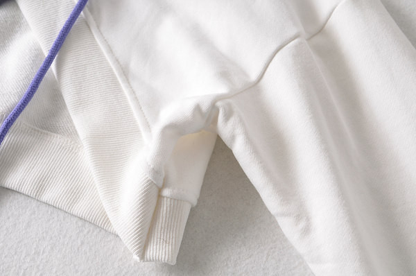 Lühike kapuutsi ja lipsudega dressipluus